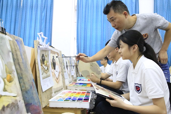 Art teacher Tan Linfeng tutoring students in painting.jpg Art teacher Tan Linfeng tutoring students in painting.jpg